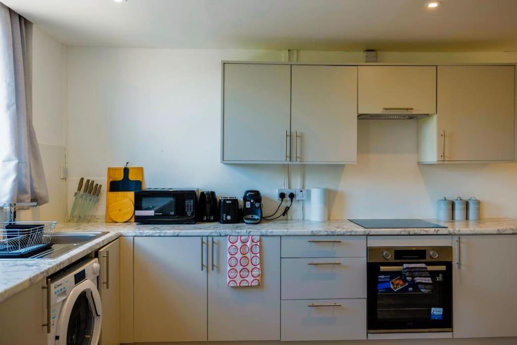 2 Bedrooms -Parking-Very Spacious-Wifi London Ngoại thất bức ảnh