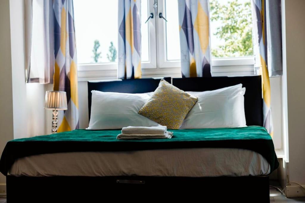 2 Bedrooms -Parking-Very Spacious-Wifi London Ngoại thất bức ảnh