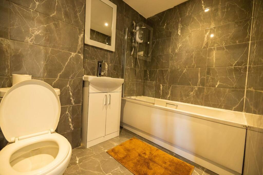 2 Bedrooms -Parking-Very Spacious-Wifi London Ngoại thất bức ảnh
